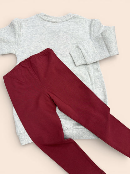 Conjunto infantil sudadera gris con estampado lluvia y pantalón burdeos