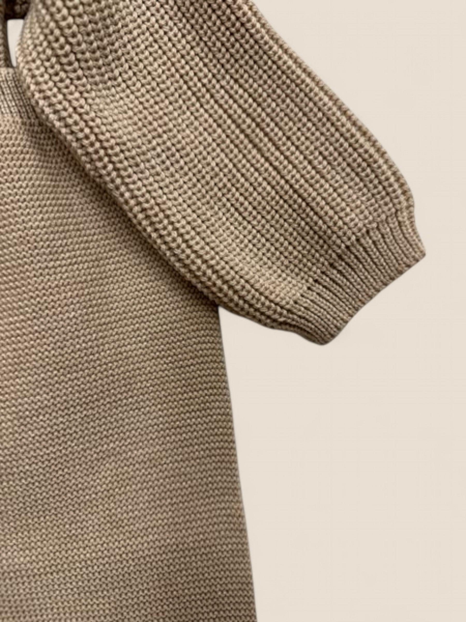 Conjunto marrón básico bebé en punto cálido.