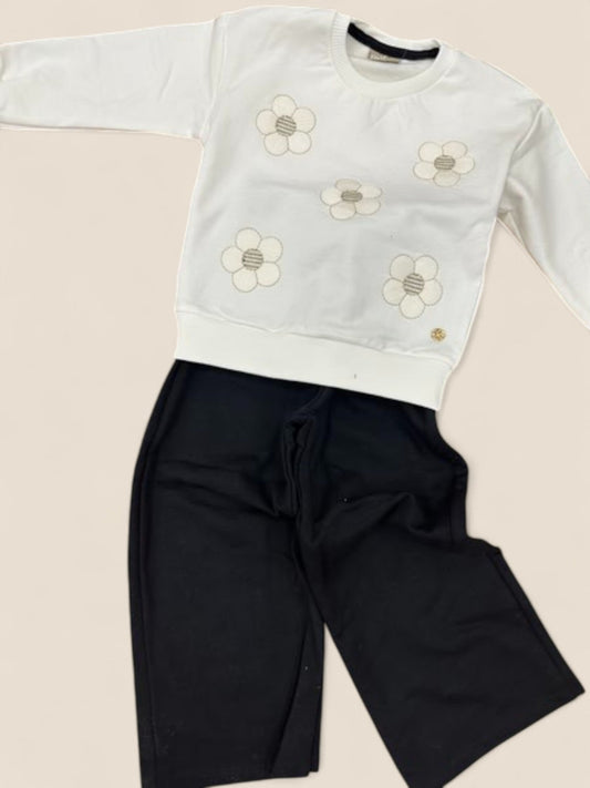 Conjunto niña sudadera blanca con flores y pantalón negro KYLY