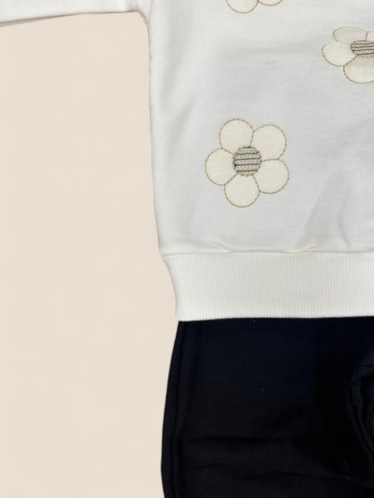 Conjunto niña sudadera blanca con flores y pantalón negro KYLY