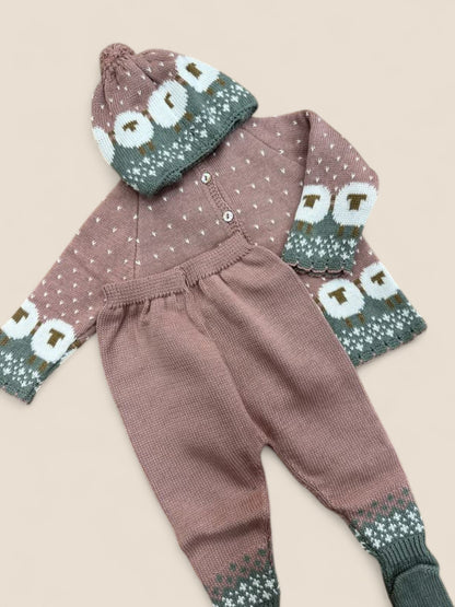 Conjunto tres piezas punto rosa con ovejitas y gorro a juego Lolittos