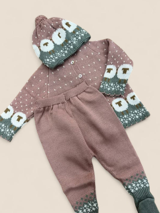 Conjunto tres piezas punto rosa con ovejitas y gorro a juego Lolittos