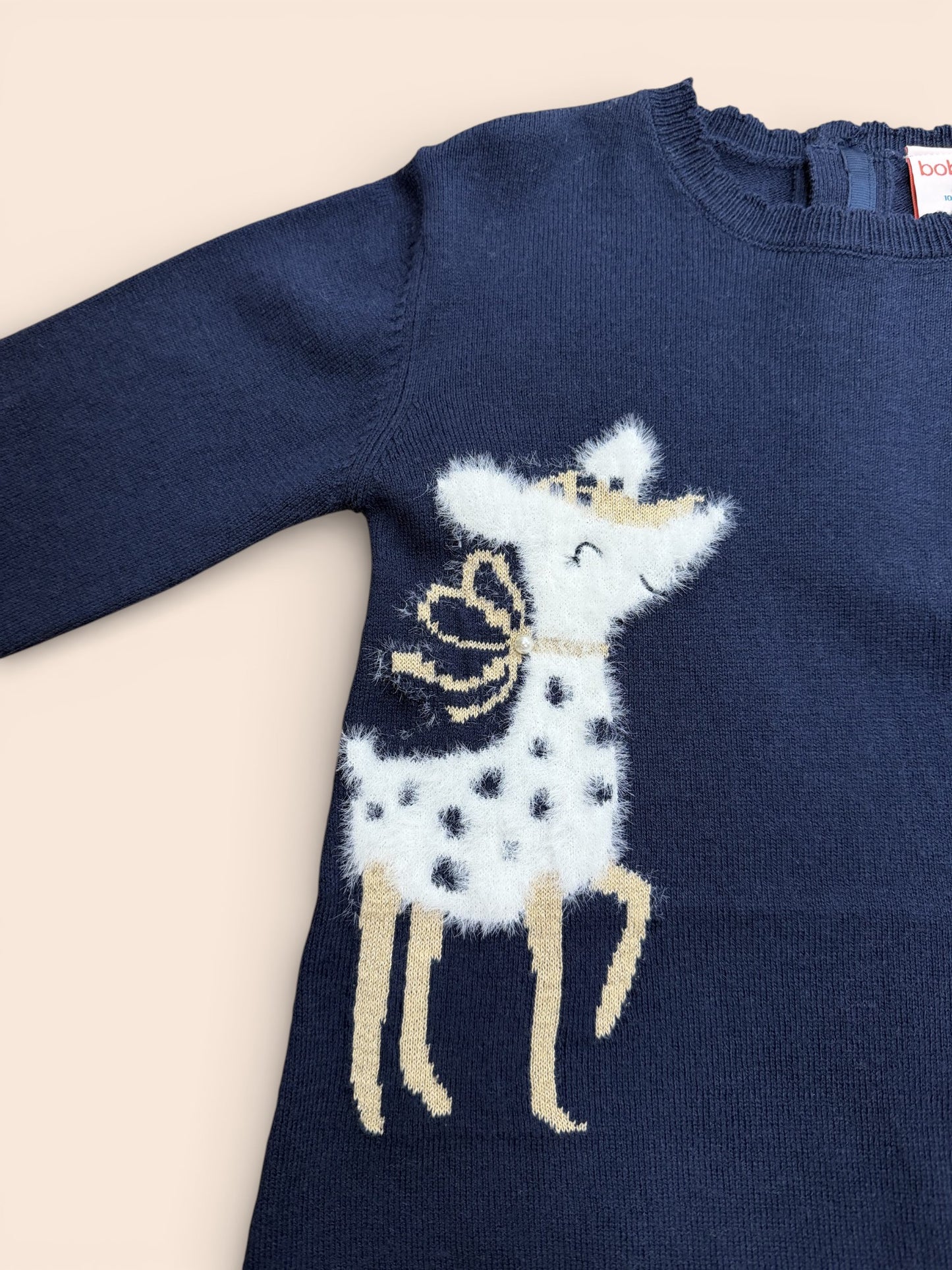 Vestido azul marino con ciervos bordados en relieve