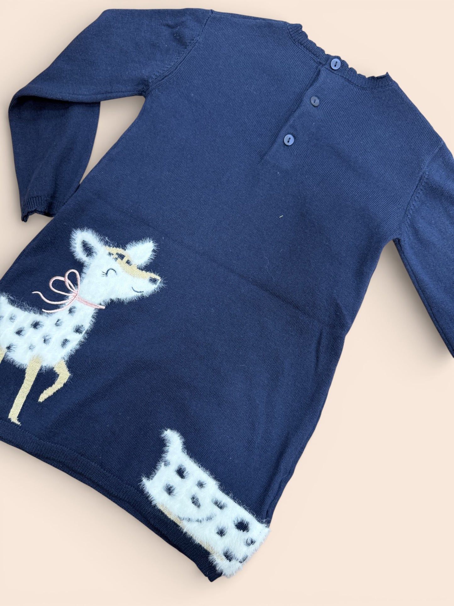 Vestido azul marino con ciervos bordados en relieve