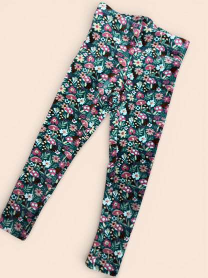 Leggings estampado bosque con flores y setas