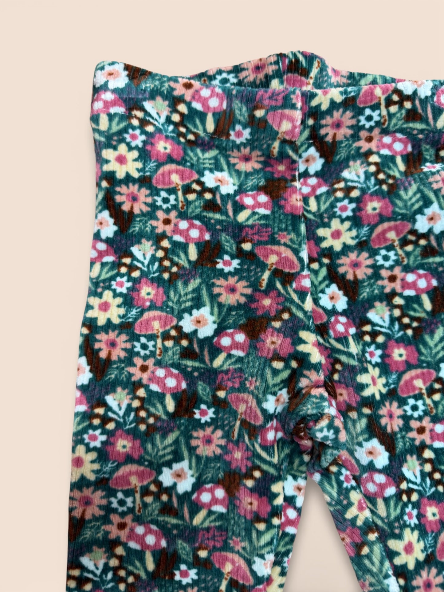 Leggings estampado bosque con flores y setas