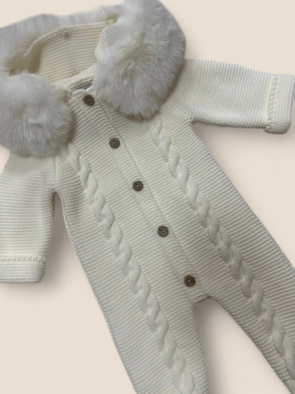Mono blanco de punto con cuello de pelito.