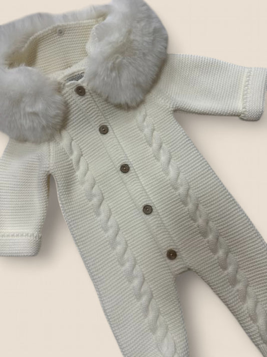 Mono blanco de punto con cuello de pelito.