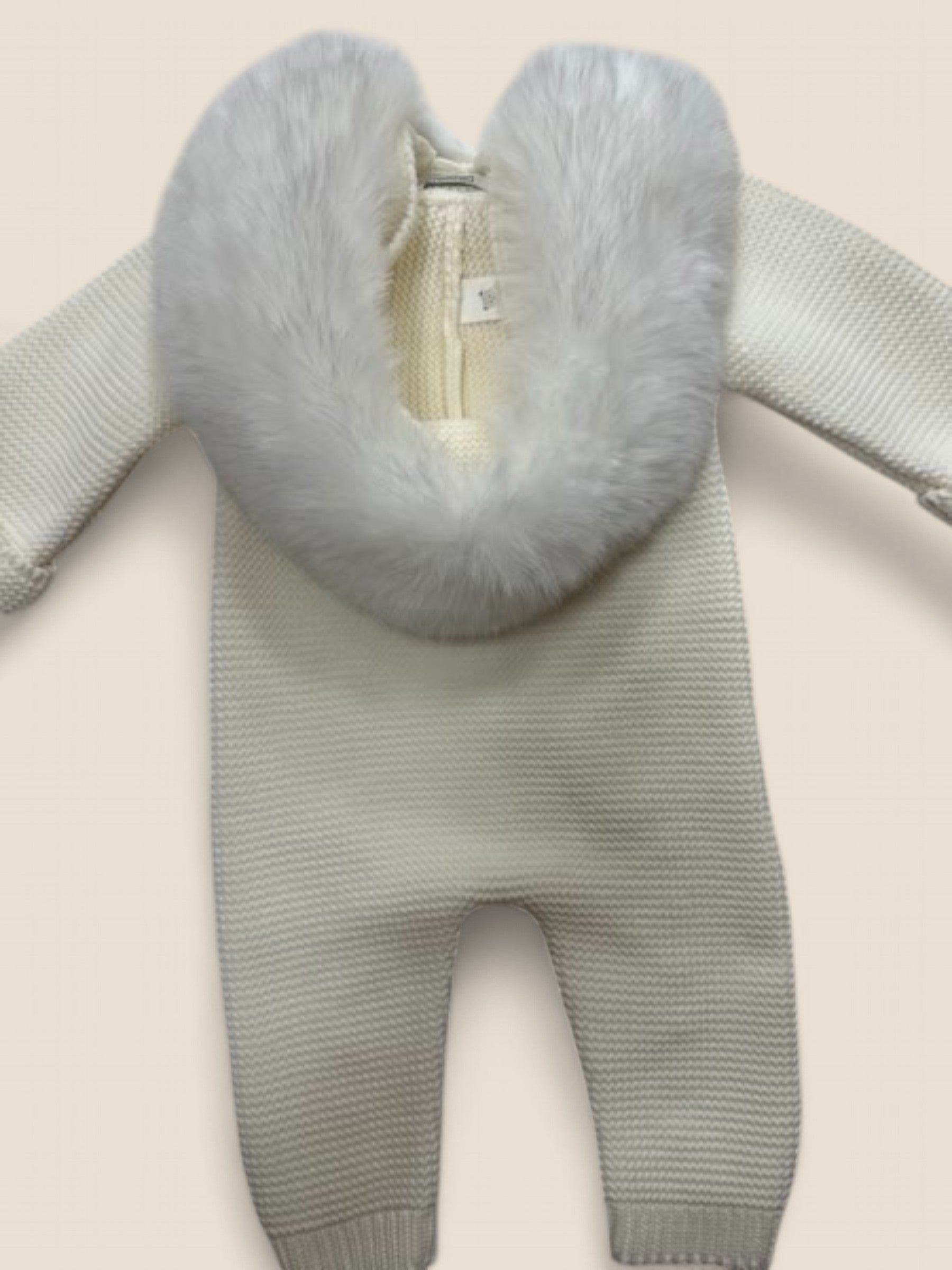 Mono blanco de punto con cuello de pelito.