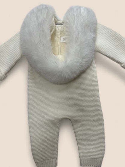 Mono blanco de punto con cuello de pelito.