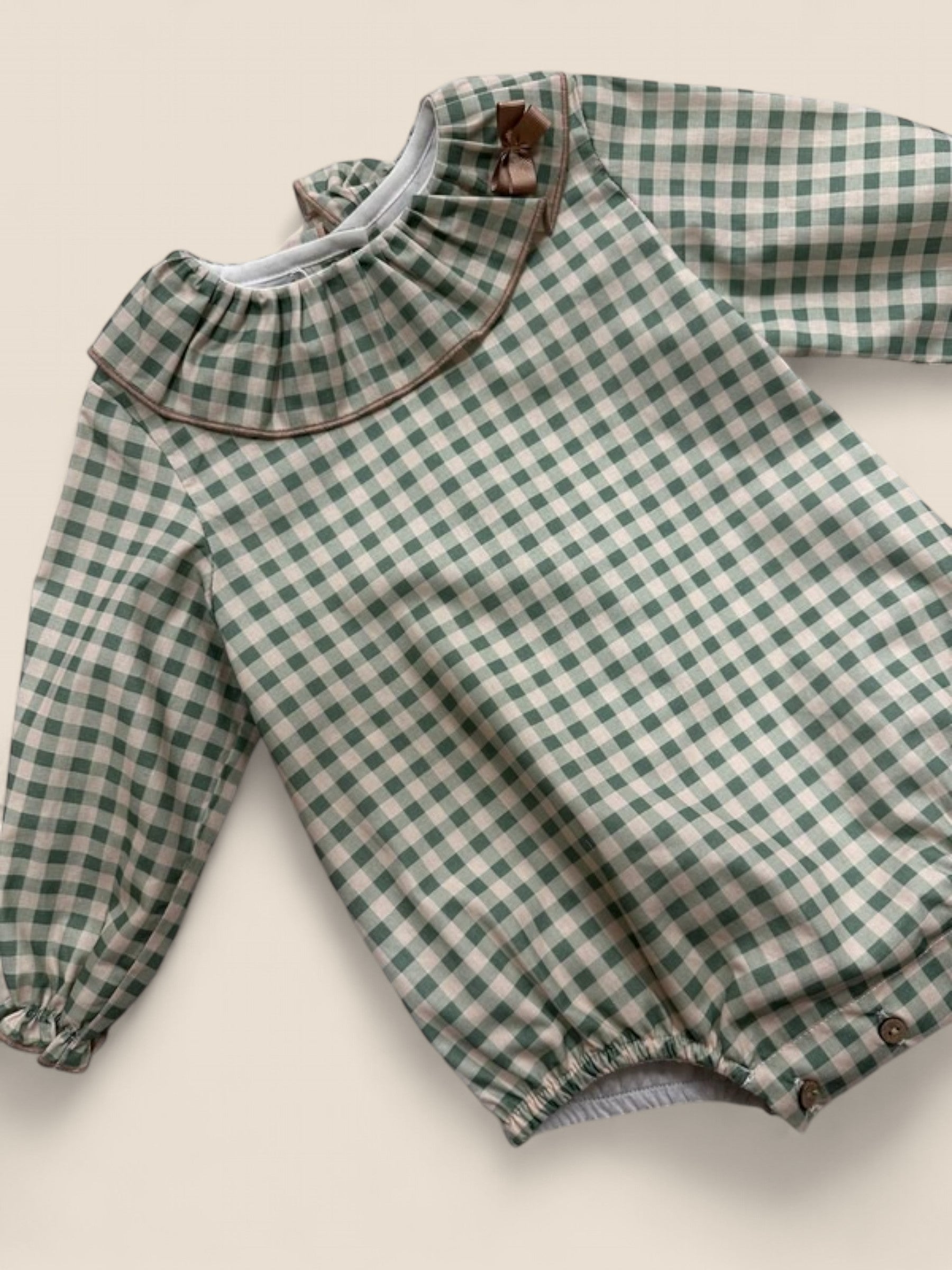 Pelele cuadros verdes con cuello volante y lacito.