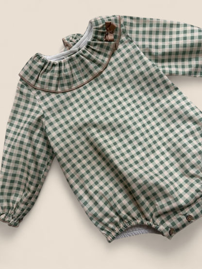 Pelele cuadros verdes con cuello volante y lacito.