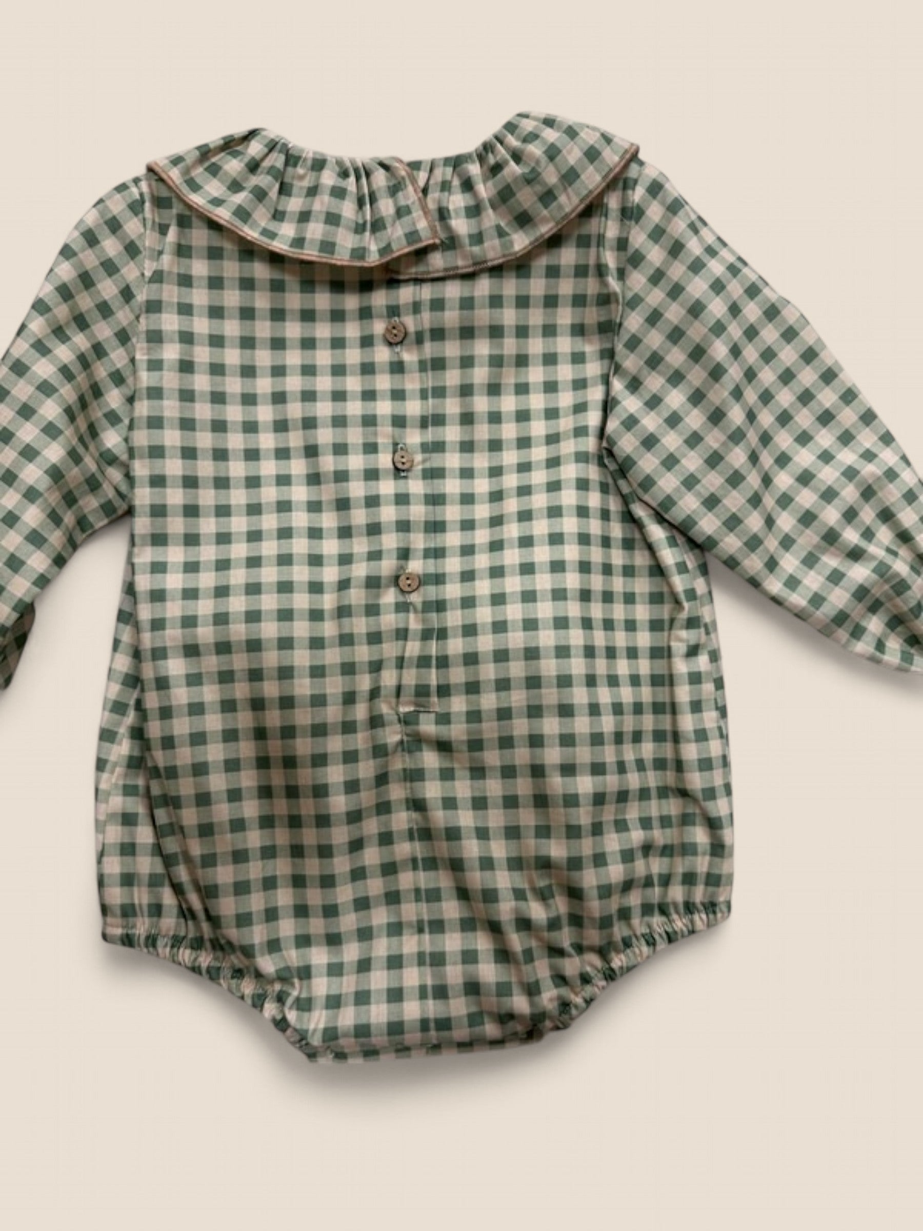 Pelele cuadros verdes con cuello volante y lacito.