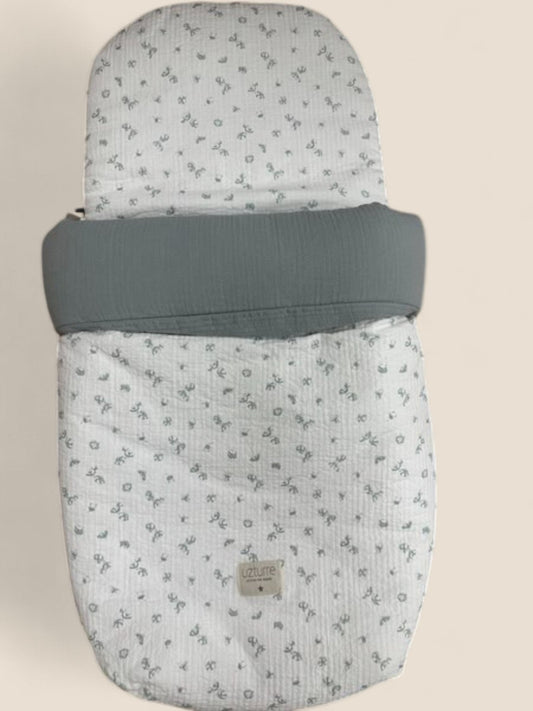 Saco de muselina blanca con flores verdes y cubrepiés gris Peques del Valle
