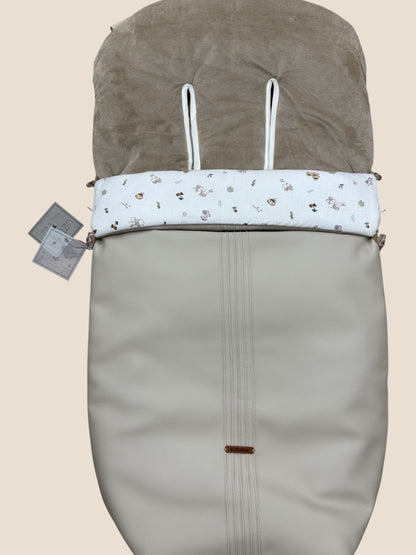 Saco para silla de paseo beige con interior de pelito y embozo animalitos del bosque UZTURRE