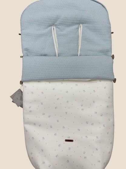 Saco para silla de paseo azul bebé con estampado floral y base blanca UZTURRE