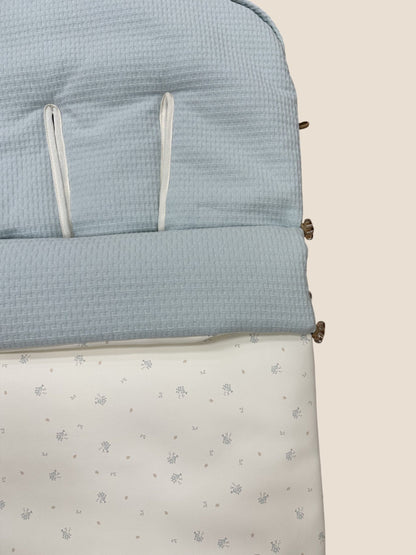 Saco para silla de paseo azul bebé con estampado floral y base blanca UZTURRE