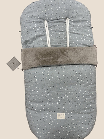 Saco para silla de paseo azul grisáceo con pelito gris y estampado mini flores UZTURRE