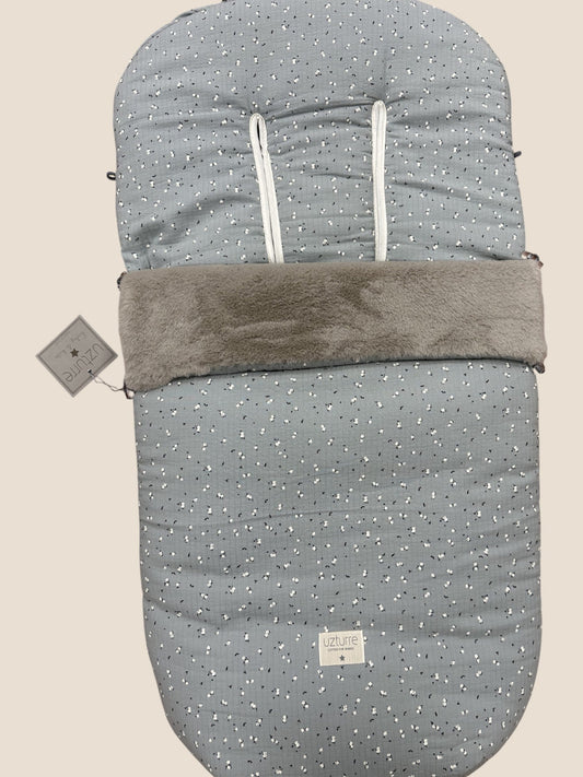 Saco para silla de paseo azul grisáceo con pelito gris y estampado mini flores UZTURRE