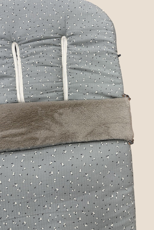 Saco para silla de paseo azul grisáceo con pelito gris y estampado mini flores UZTURRE
