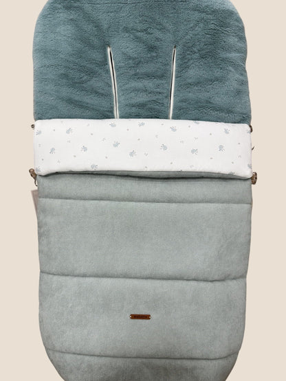 Saco para silla de paseo azul plomo con interior de pelito y detalle floral blanco UZTURRE