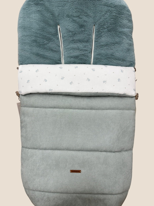 Saco para silla de paseo azul plomo con interior de pelito y detalle floral blanco UZTURRE