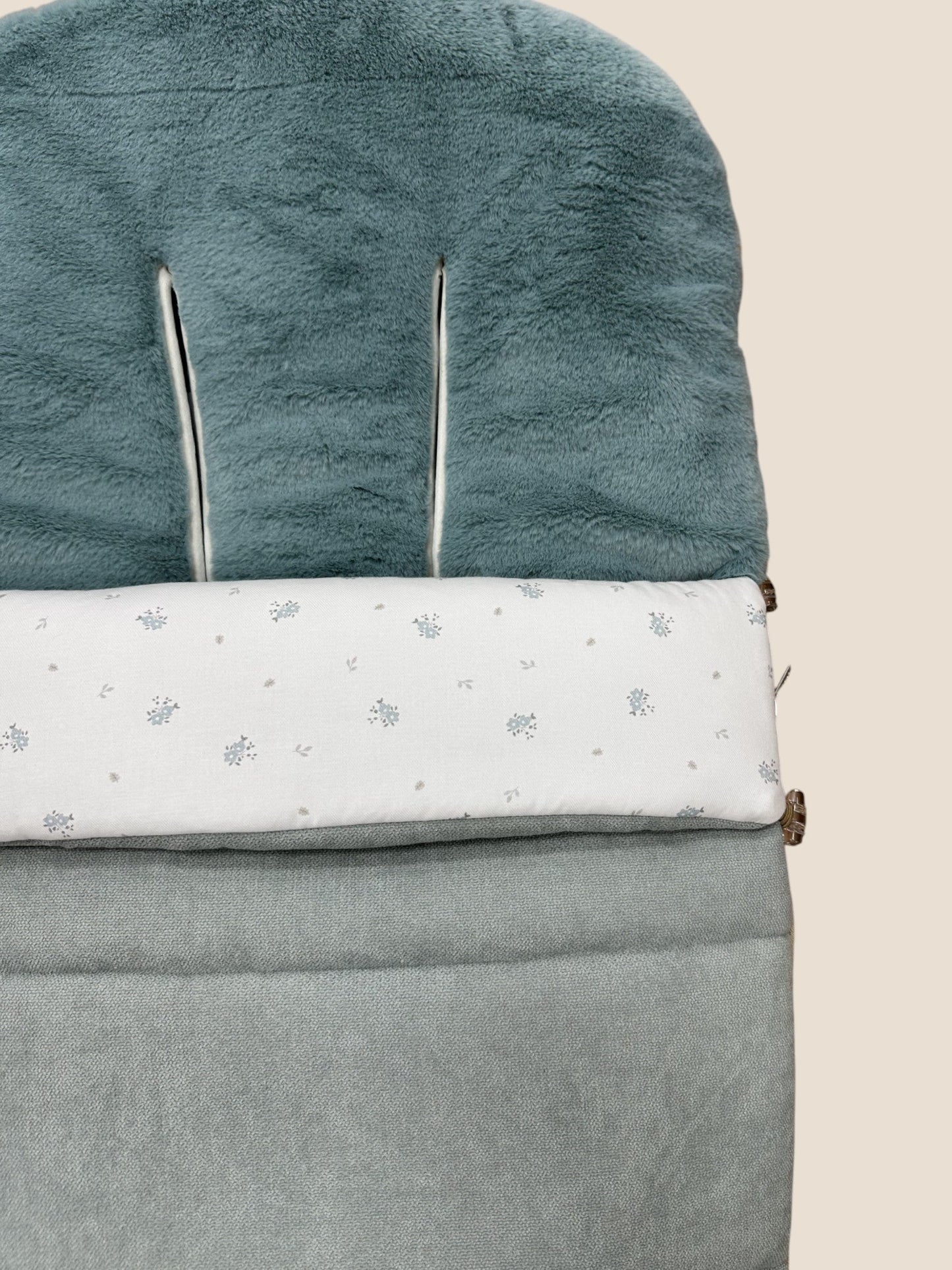 Saco para silla de paseo azul plomo con interior de pelito y detalle floral blanco UZTURRE