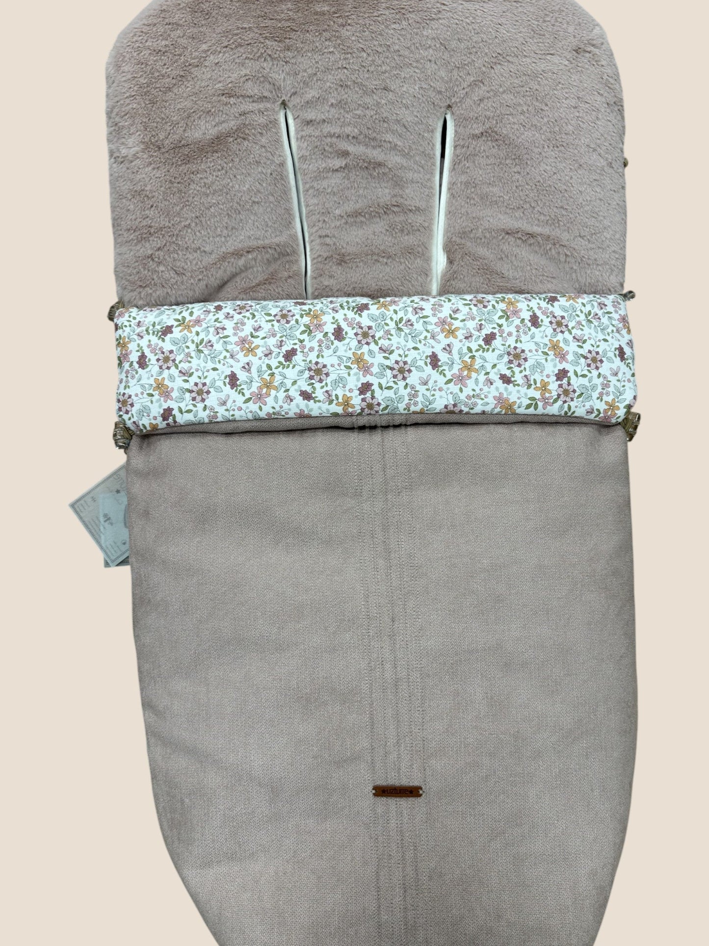 Saco para silla de paseo beige con interior de pelito y embozo floral UZTURRE