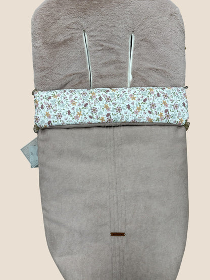 Saco para silla de paseo beige con interior de pelito y embozo floral UZTURRE
