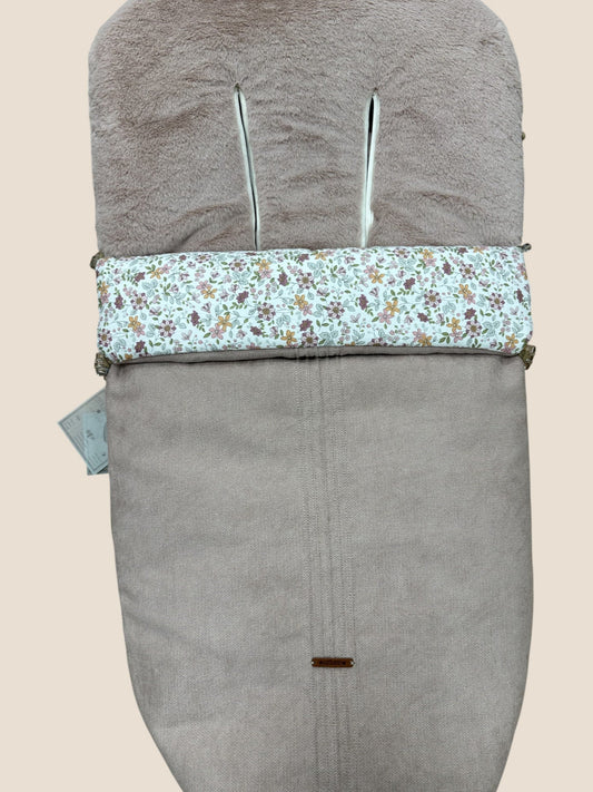Saco para silla de paseo beige con interior de pelito y embozo floral UZTURRE