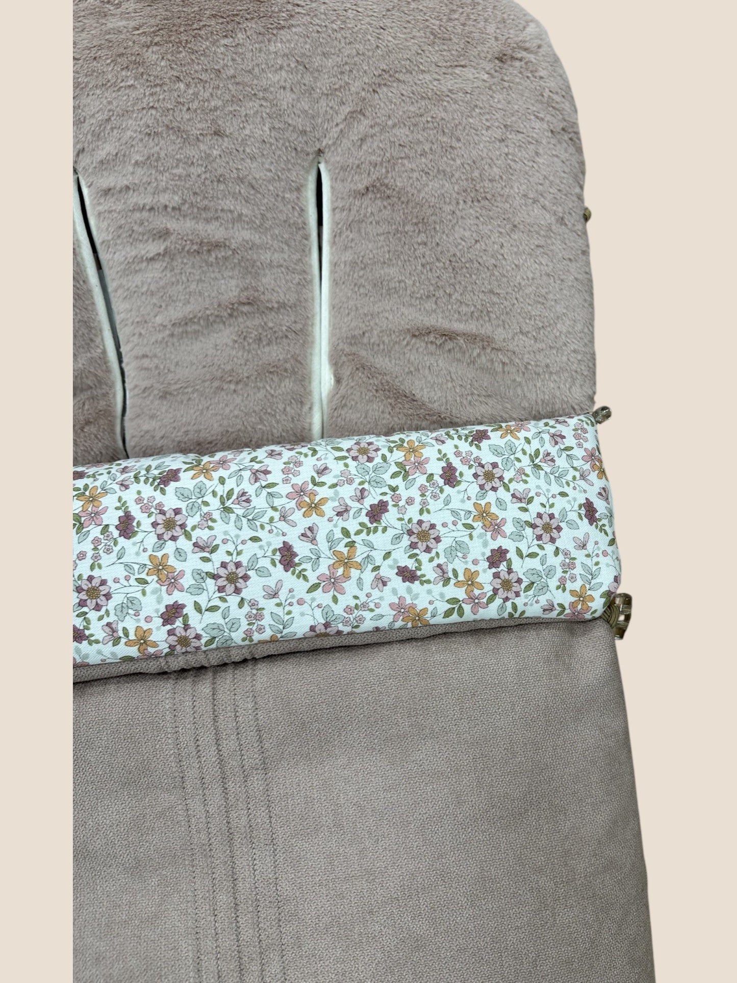 Saco para silla de paseo beige con interior de pelito y embozo floral UZTURRE