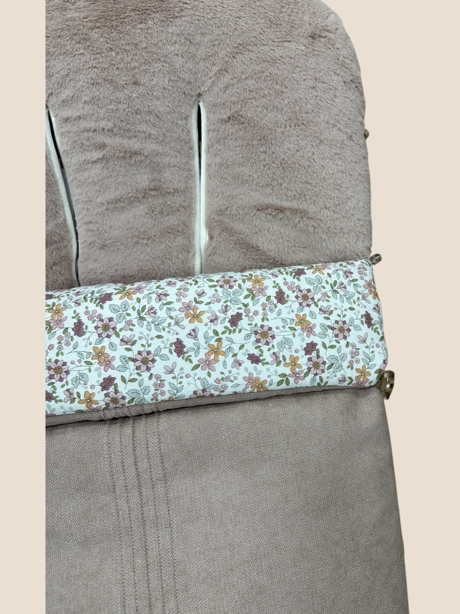 Saco para silla de paseo beige con interior de pelito y embozo floral UZTURRE