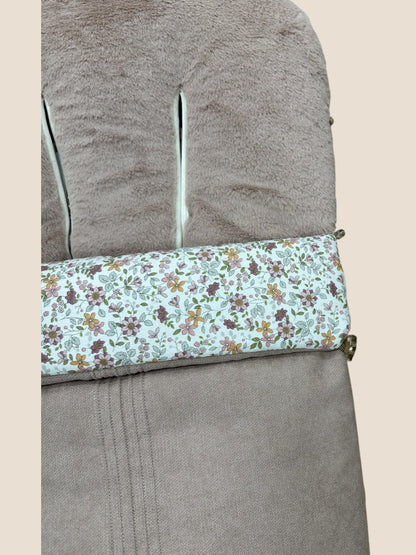 Saco para silla de paseo beige con interior de pelito y embozo floral UZTURRE