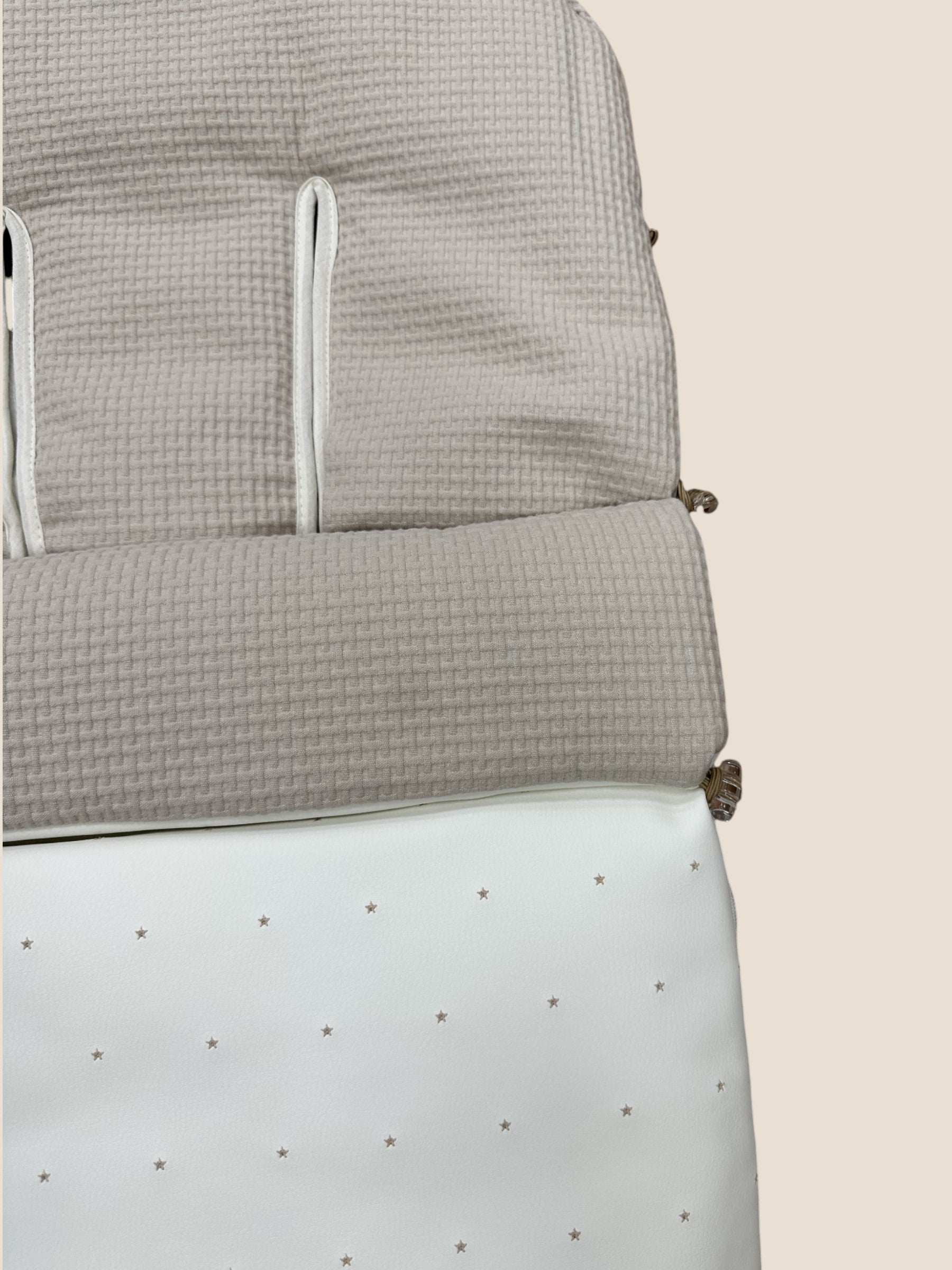 Saco para silla de paseo blanco con estrellas beige y tejido waffle UZTURRE
