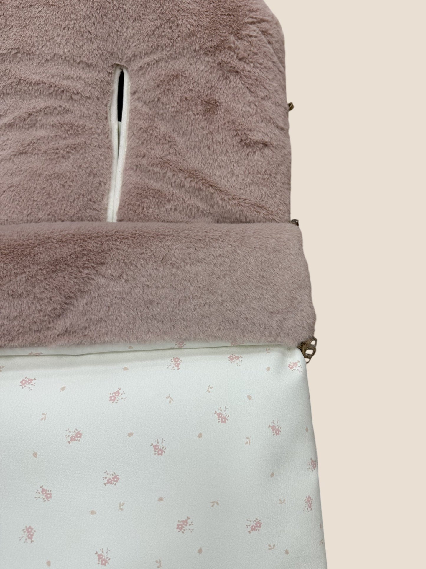Saco para silla de paseo blanco con interior rosa empolvado y flores UZTURRE