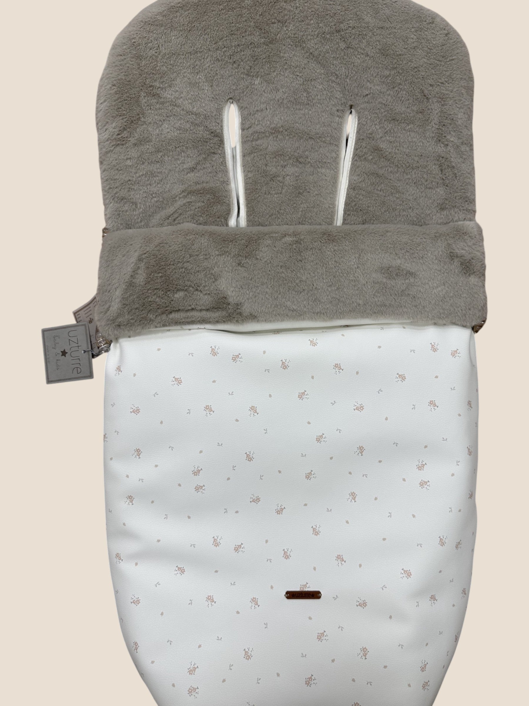 Saco para silla de paseo gris claro con interior de pelito y detalle floral beige UZTURRE