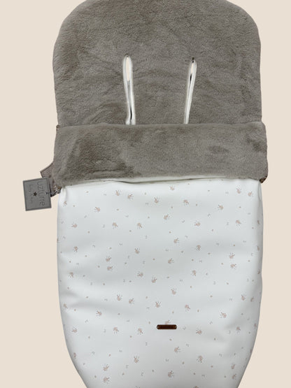 Saco para silla de paseo gris claro con interior de pelito y detalle floral beige UZTURRE