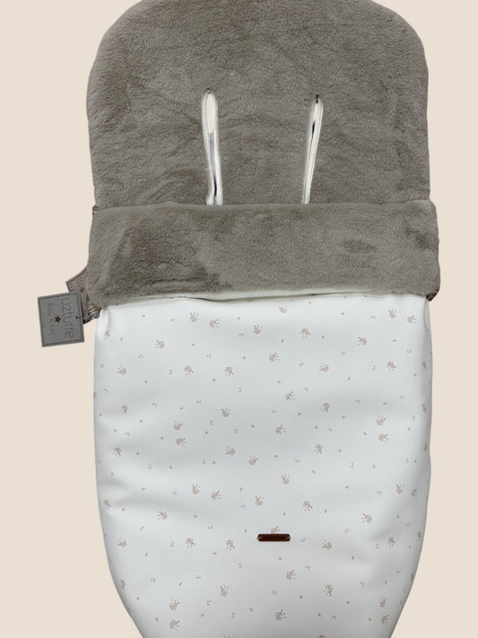 Saco para silla de paseo gris claro con interior de pelito y detalle floral beige UZTURRE