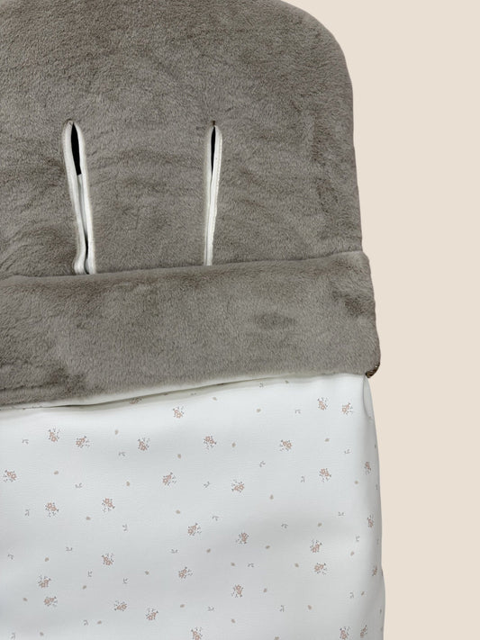 Saco para silla de paseo gris claro con interior de pelito y detalle floral beige UZTURRE