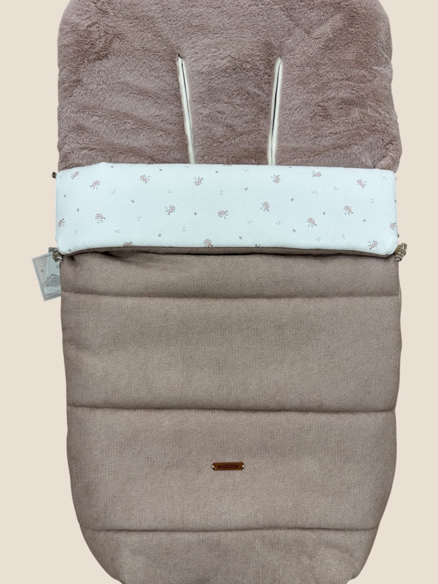 Saco para silla de paseo rosa empolvado con interior de pelito y detalle floral UZTURRE