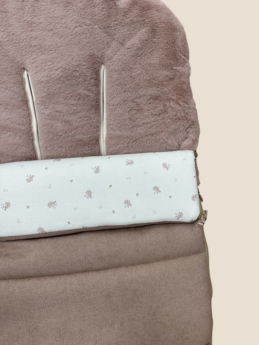 Saco para silla de paseo rosa empolvado con interior de pelito y detalle floral UZTURRE