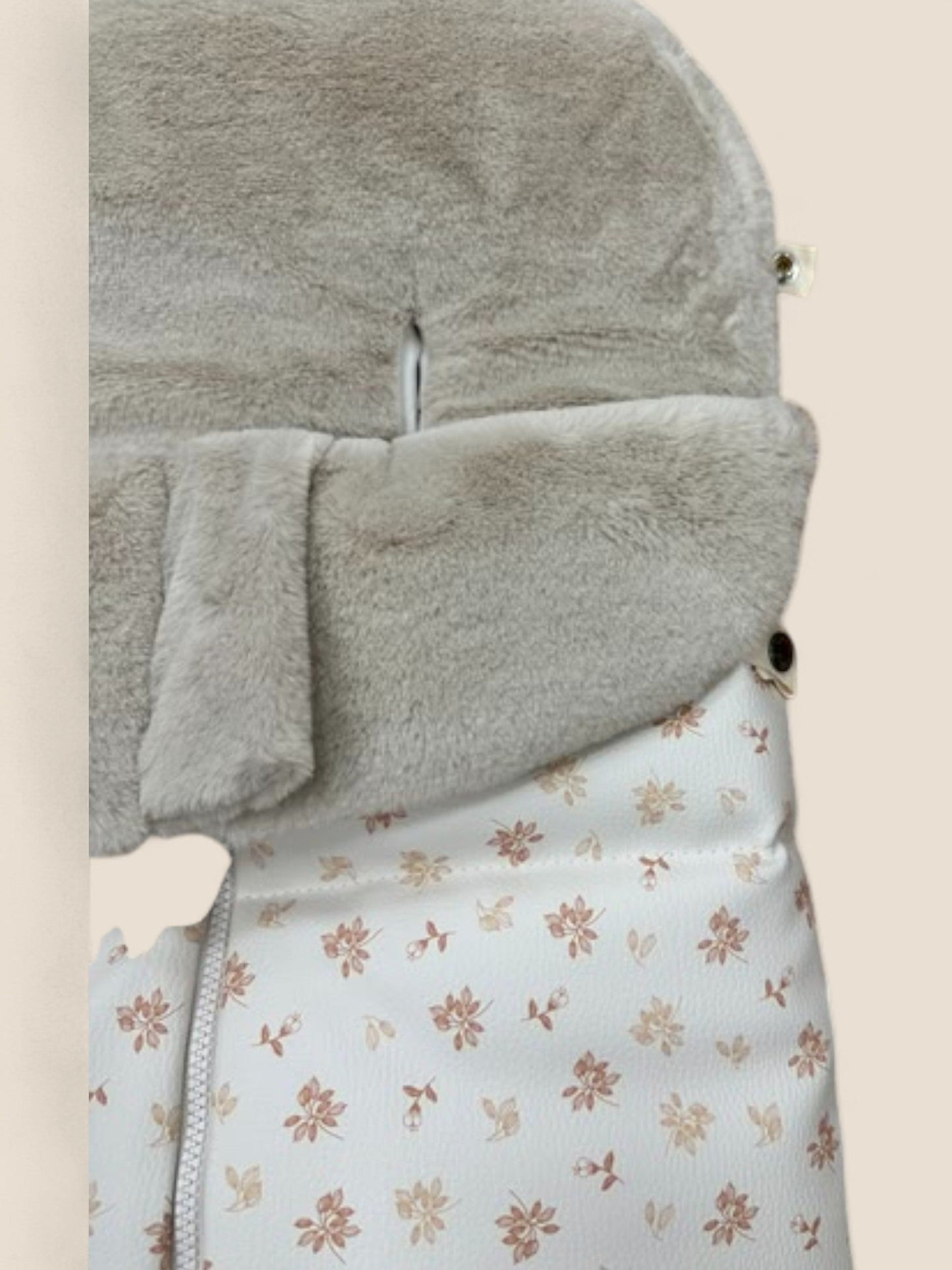 Saco silla universal floral beige con capucha de pelo Uzturre UZTURRE