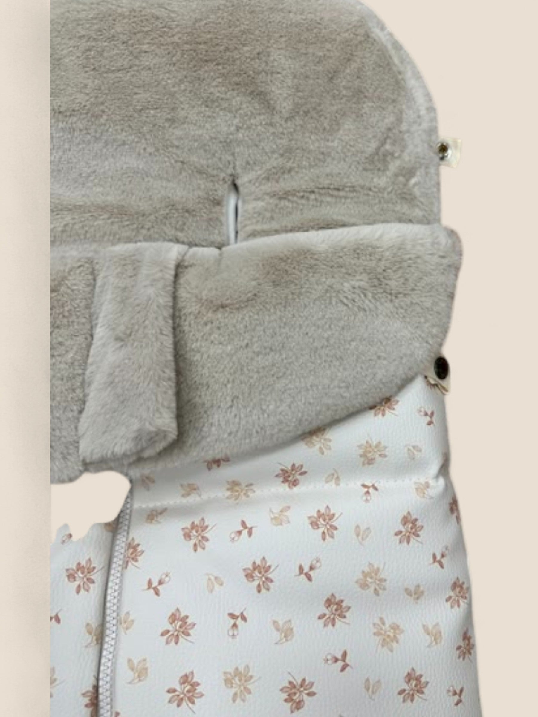 Saco silla universal floral beige con capucha de pelo Uzturre UZTURRE