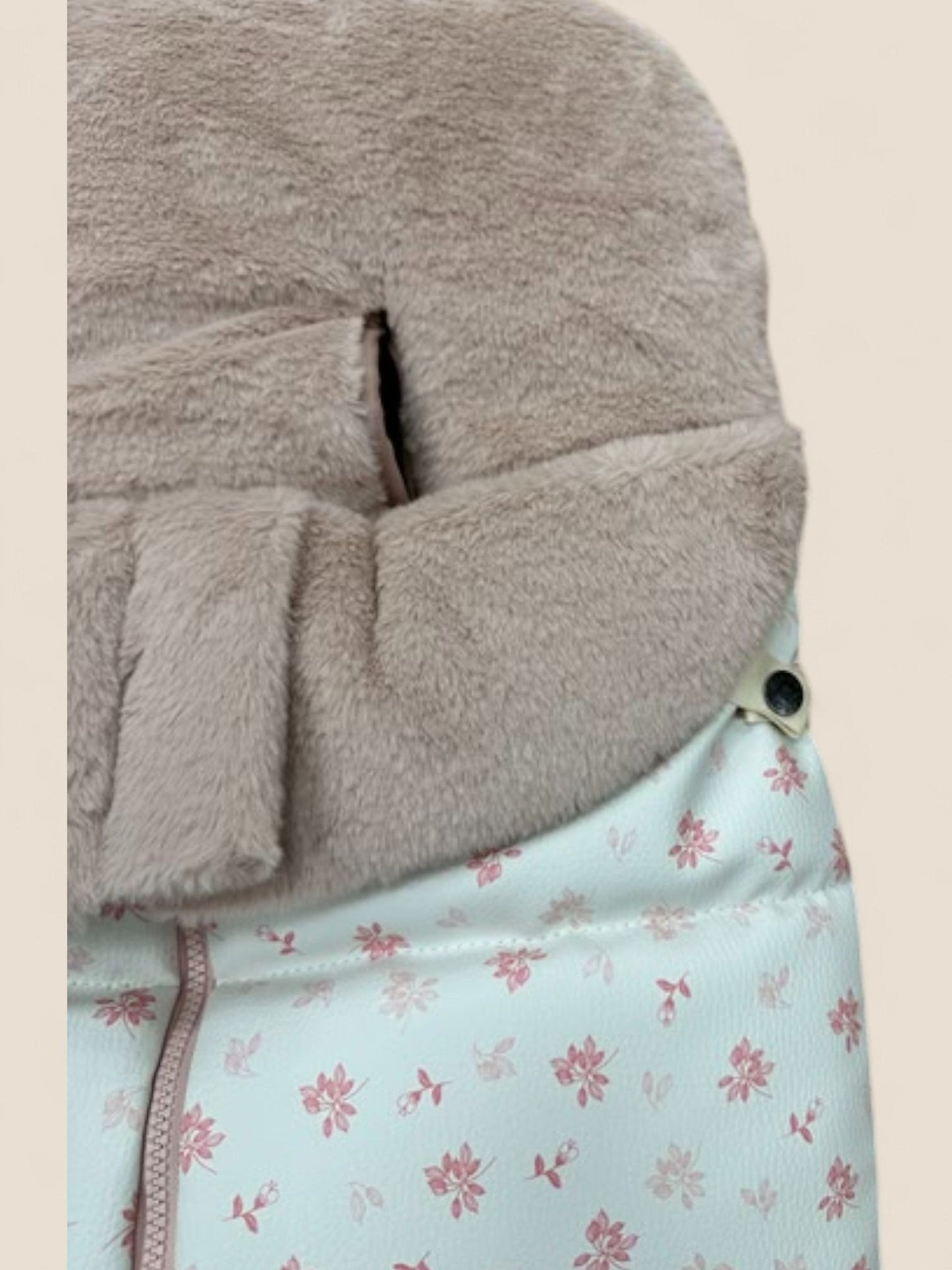 Saco silla universal floral rosa con capucha de pelo Uzturre UZTURRE