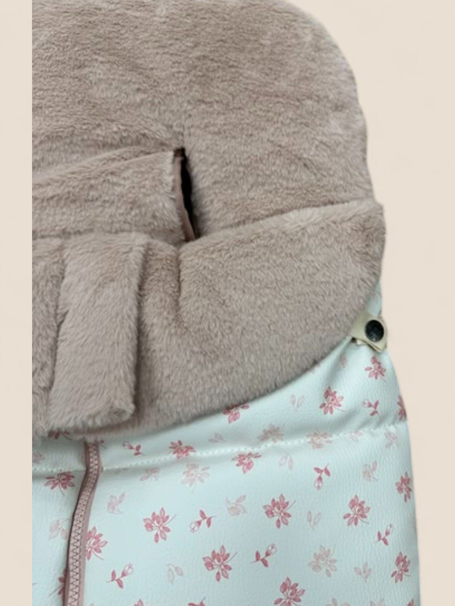 Saco silla universal floral rosa con capucha de pelo Uzturre UZTURRE