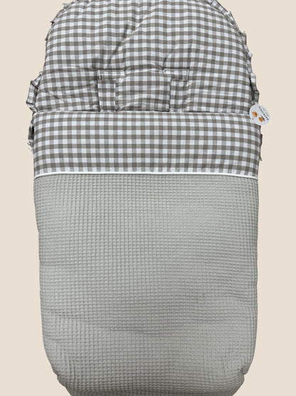Saco para silla de paseo vichy marrón y base waffle gris UZTURRE