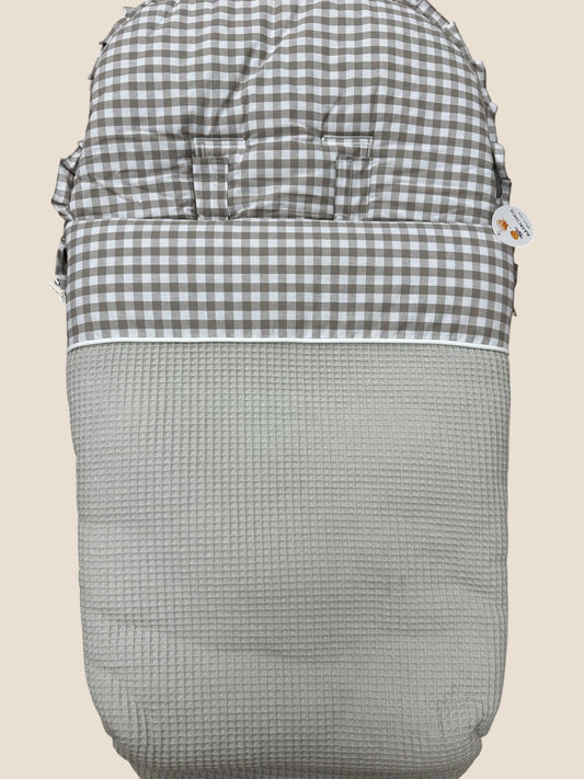 Saco para silla de paseo vichy marrón y base waffle gris UZTURRE