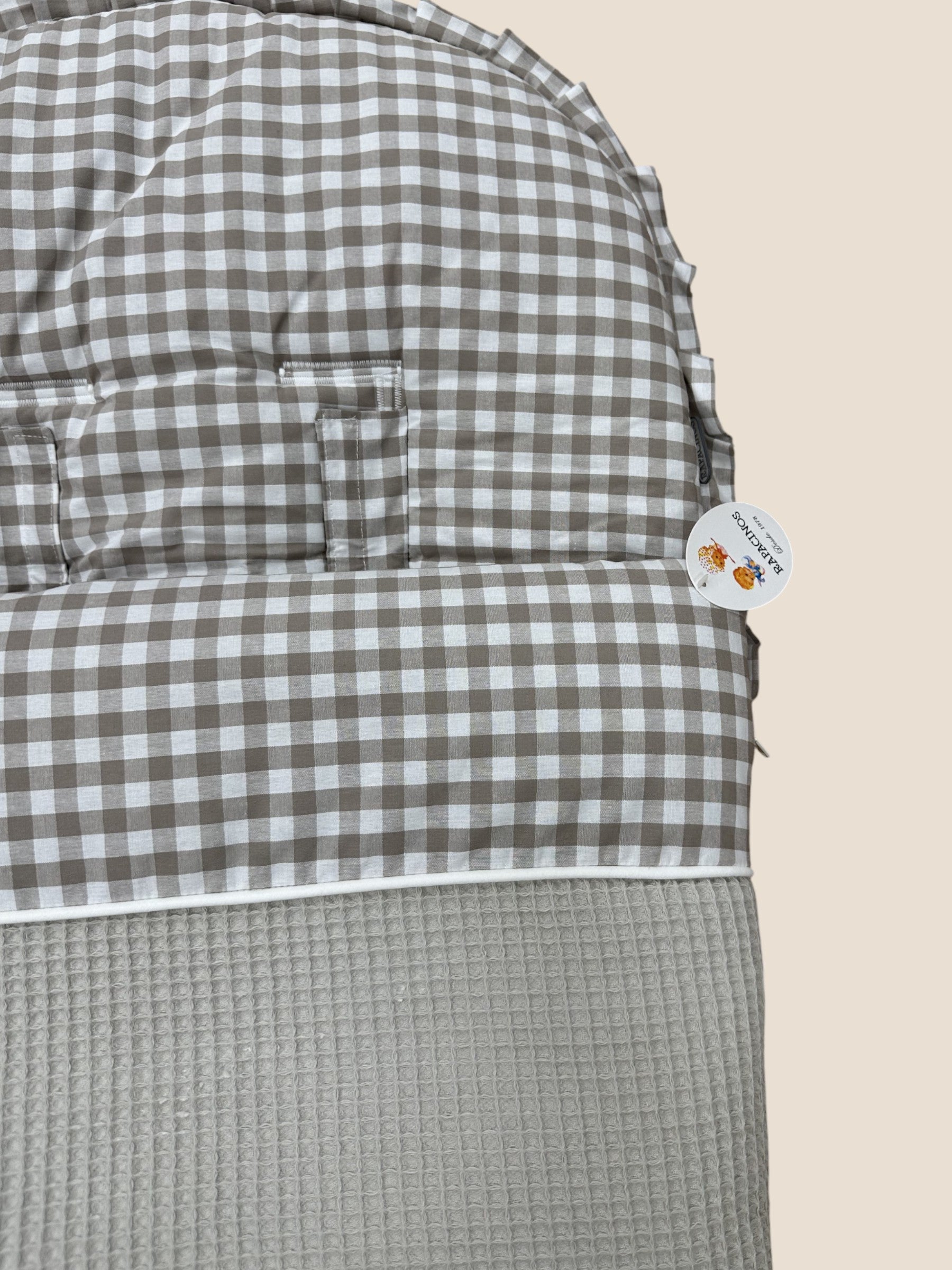 Saco para silla de paseo vichy marrón y base waffle gris UZTURRE