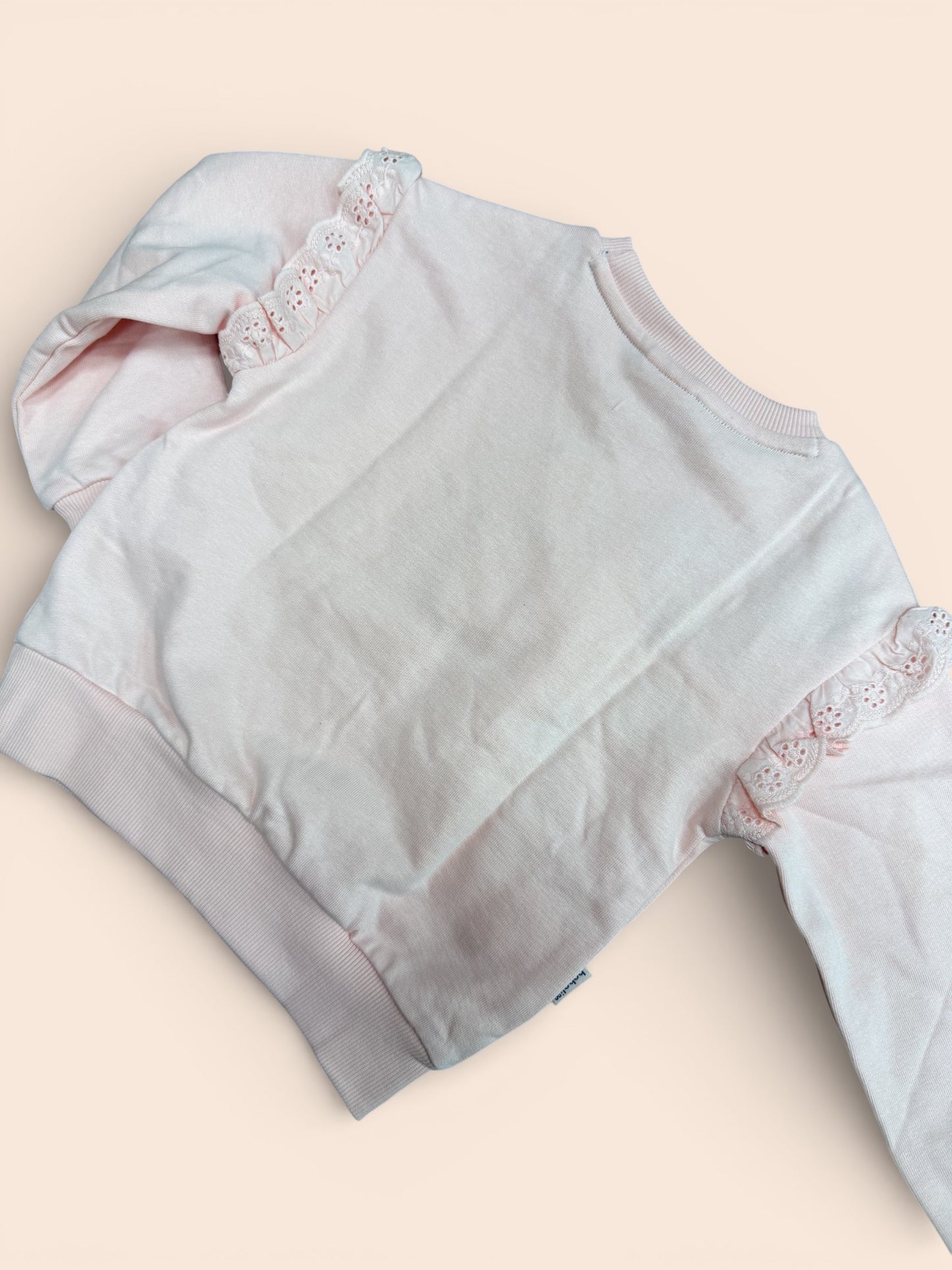 Sudadera rosa con flores bordadas y volante en manga