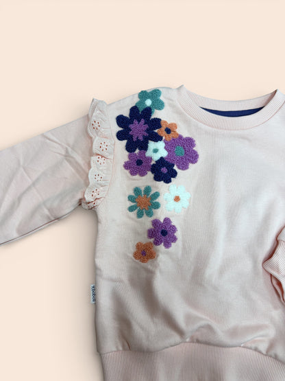 Sudadera rosa con flores bordadas y volante en manga